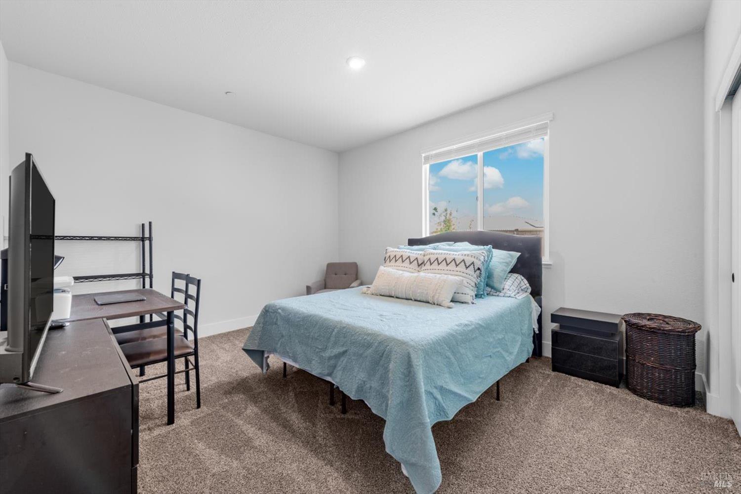 Detail Gallery Image 13 of 33 For 725 Fielding Way, Dixon,  CA 95620 - 5 Beds | 4 Baths