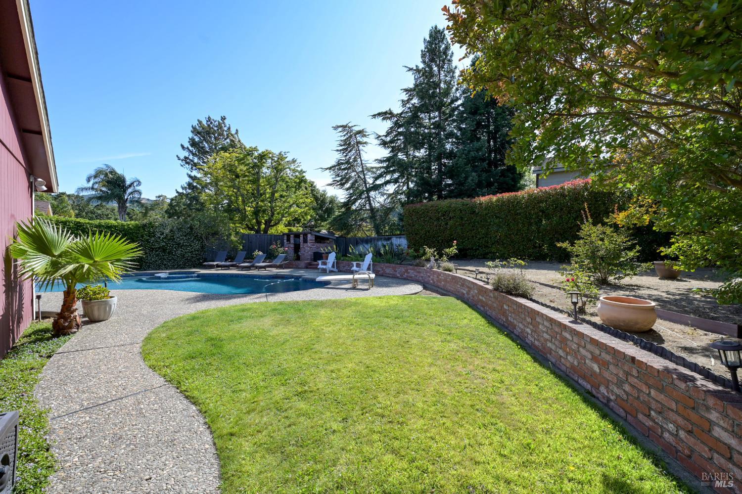 Detail Gallery Image 17 of 28 For 17 Mosswood Ct, Novato,  CA 94947 - 4 Beds | 2 Baths