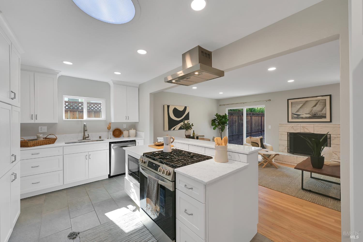 Detail Gallery Image 7 of 22 For 56 Grande Vis, Novato,  CA 94947 - 3 Beds | 2 Baths