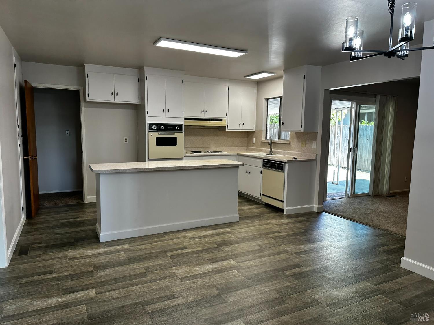 Detail Gallery Image 4 of 14 For 2038 S Terrace Dr, Napa,  CA 94559 - 3 Beds | 2 Baths