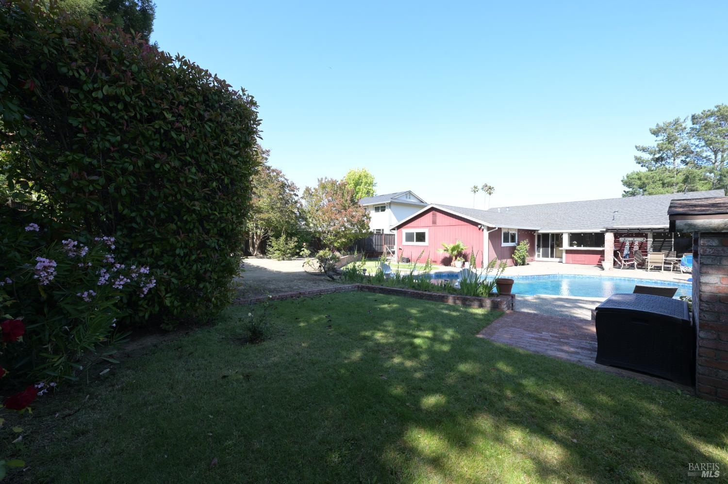 Detail Gallery Image 18 of 28 For 17 Mosswood Ct, Novato,  CA 94947 - 4 Beds | 2 Baths