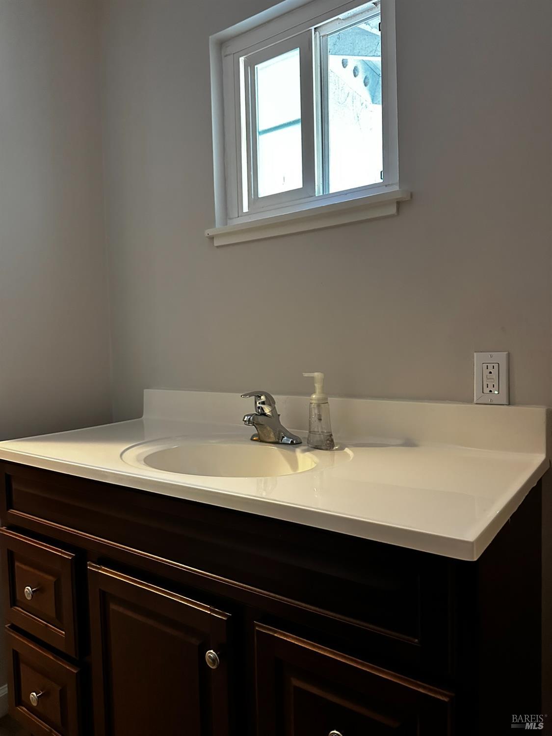Detail Gallery Image 10 of 14 For 2038 S Terrace Dr, Napa,  CA 94559 - 3 Beds | 2 Baths