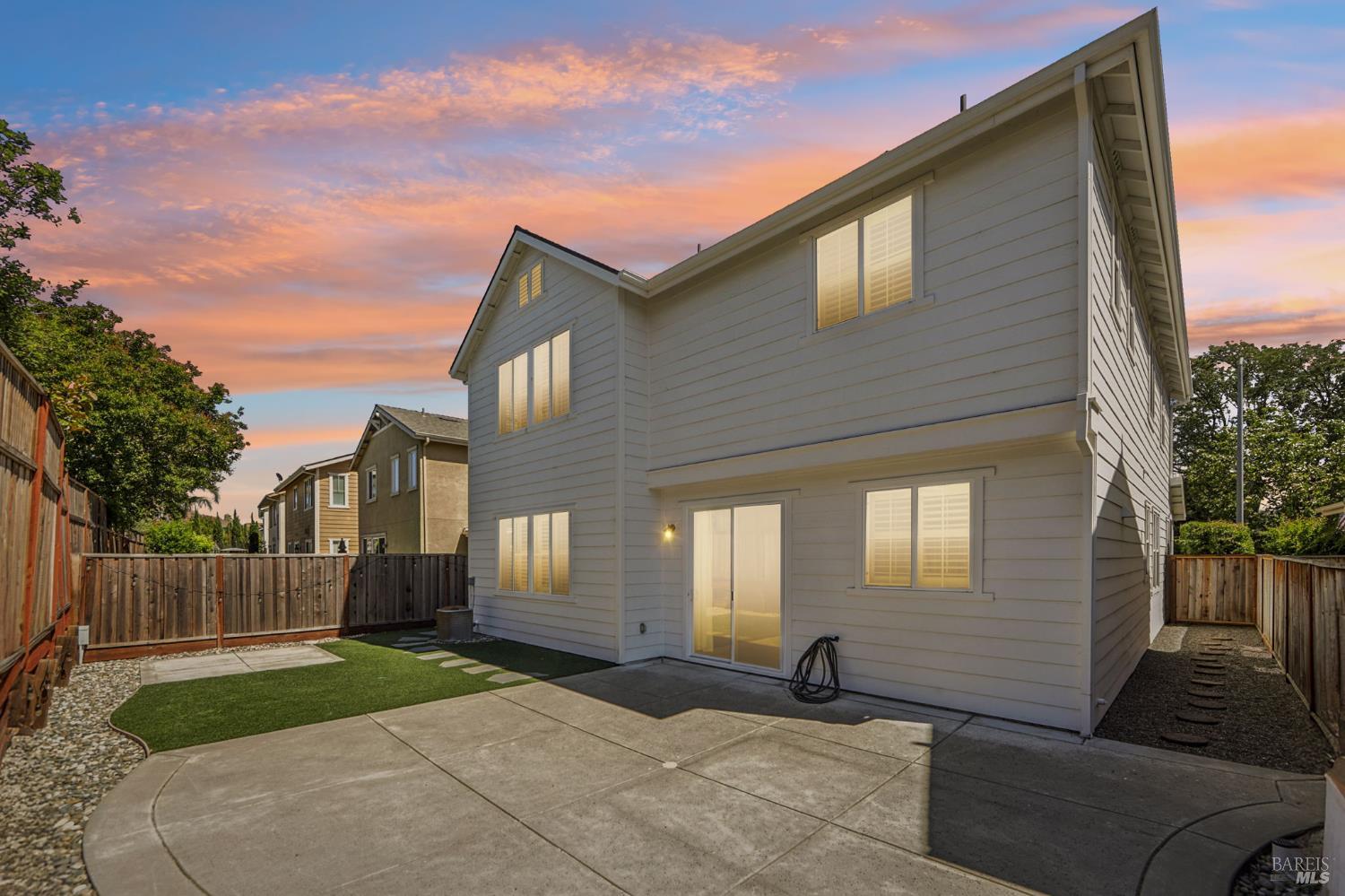 Detail Gallery Image 33 of 39 For 1727 Chinar Dr, Petaluma,  CA 94954 - 3 Beds | 2/1 Baths