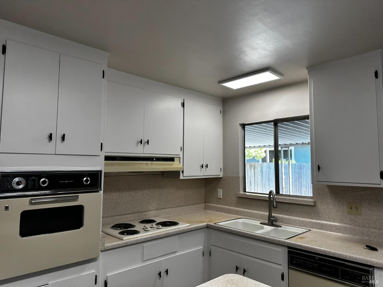 Detail Gallery Image 3 of 14 For 2038 S Terrace Dr, Napa,  CA 94559 - 3 Beds | 2 Baths