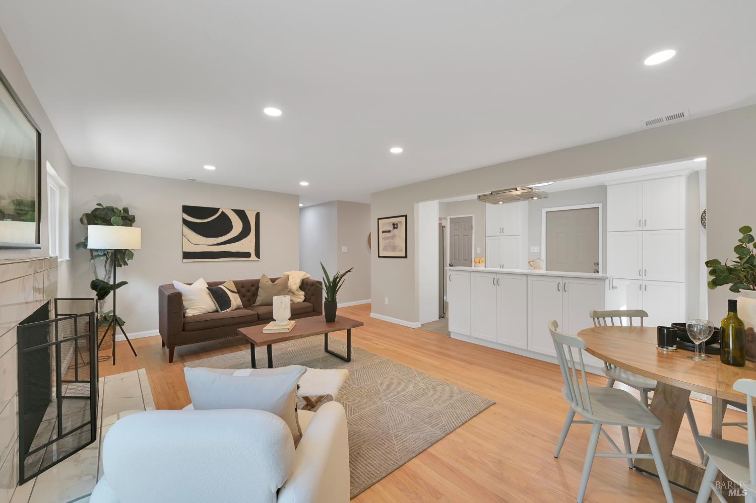 Detail Gallery Image 4 of 22 For 56 Grande Vis, Novato,  CA 94947 - 3 Beds | 2 Baths