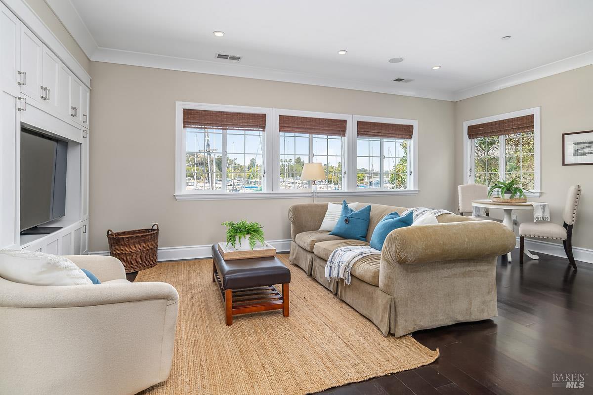 Detail Gallery Image 16 of 44 For 56 Mooring Rd, San Rafael,  CA 94901 - 4 Beds | 3/1 Baths