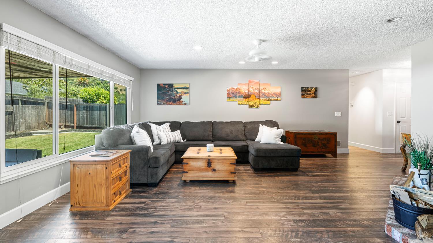 Detail Gallery Image 4 of 21 For 145 Westwood Dr, Novato,  CA 94945 - 4 Beds | 2 Baths
