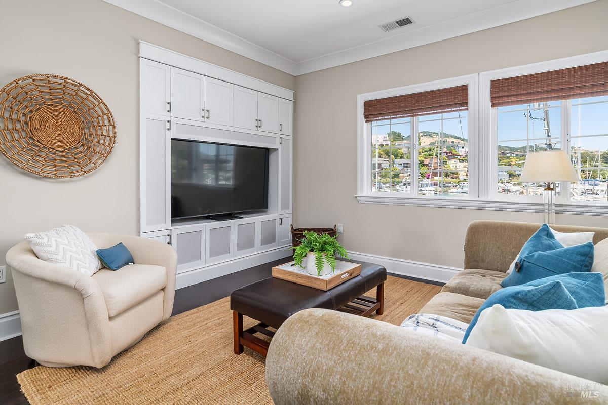 Detail Gallery Image 17 of 44 For 56 Mooring Rd, San Rafael,  CA 94901 - 4 Beds | 3/1 Baths