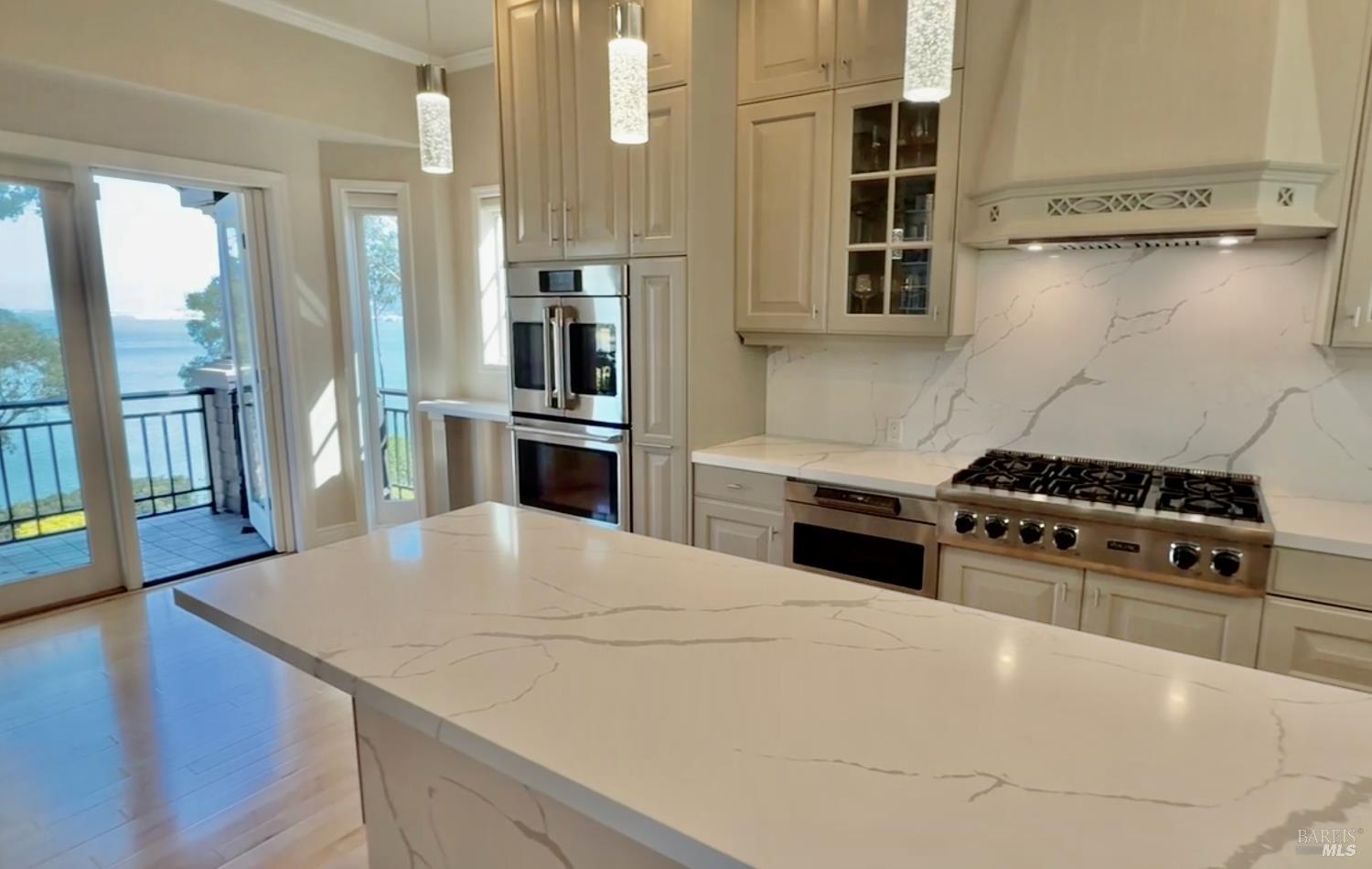 Detail Gallery Image 10 of 33 For 44 De Silva Island Dr, Mill Valley,  CA 94941 - 3 Beds | 2/1 Baths