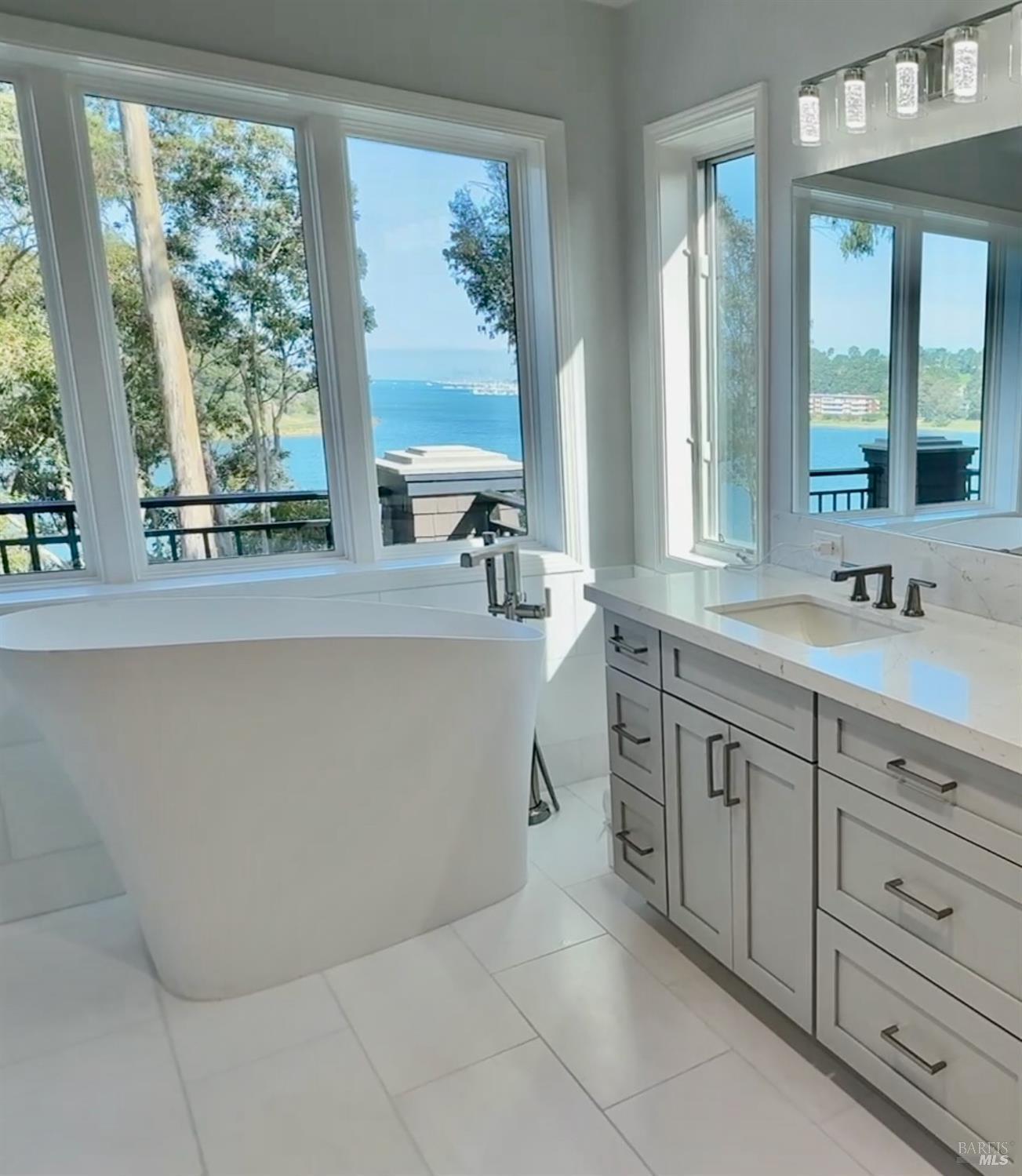 Detail Gallery Image 18 of 33 For 44 De Silva Island Dr, Mill Valley,  CA 94941 - 3 Beds | 2/1 Baths