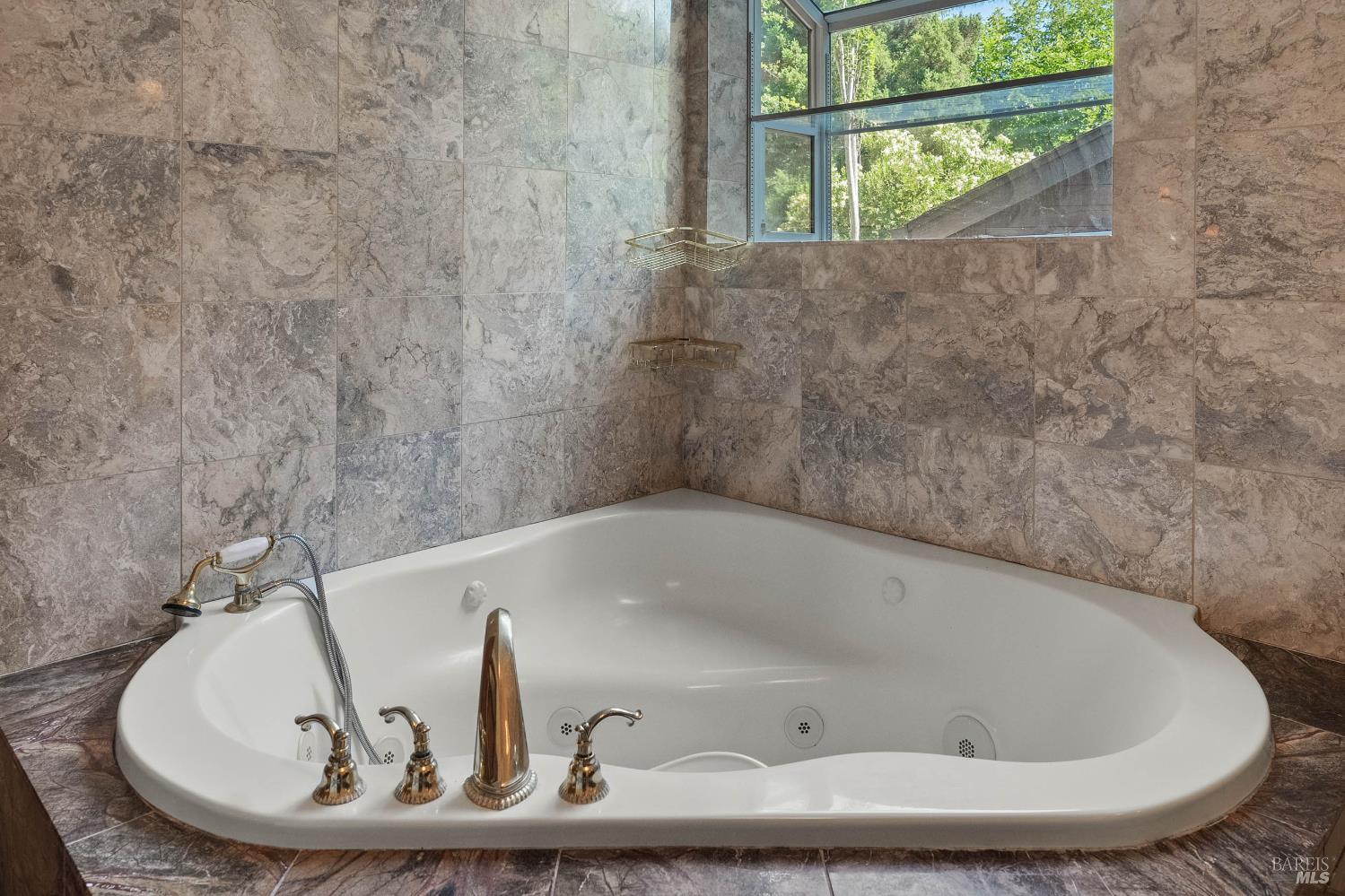 Detail Gallery Image 19 of 75 For 8201 W Side Potter Valley Rd, Potter Valley,  CA 95469 - 4 Beds | 3 Baths