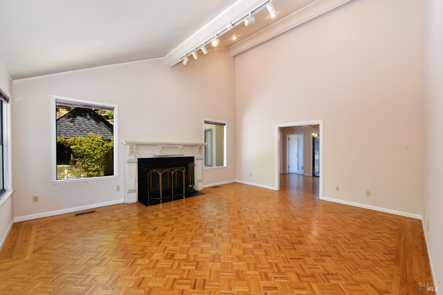 Detail Gallery Image 11 of 57 For 12 Greenfield Ct, Mill Valley,  CA 94941 - 4 Beds | 3/1 Baths
