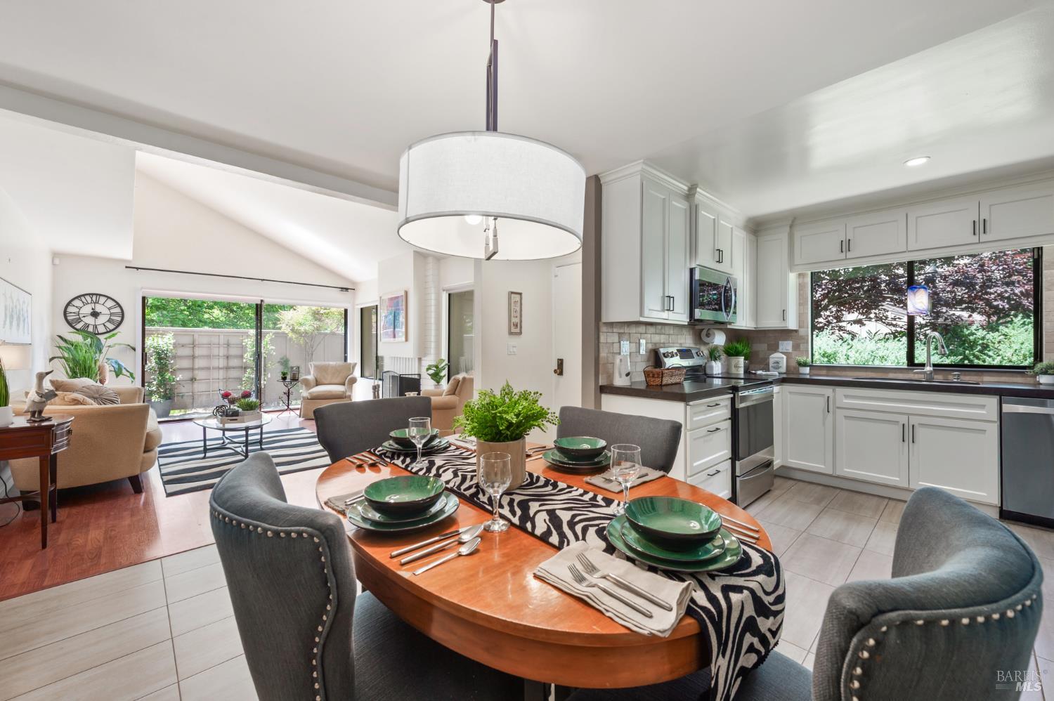 Detail Gallery Image 8 of 38 For 10 Josefa Ct, Novato,  CA 94949 - 3 Beds | 2 Baths