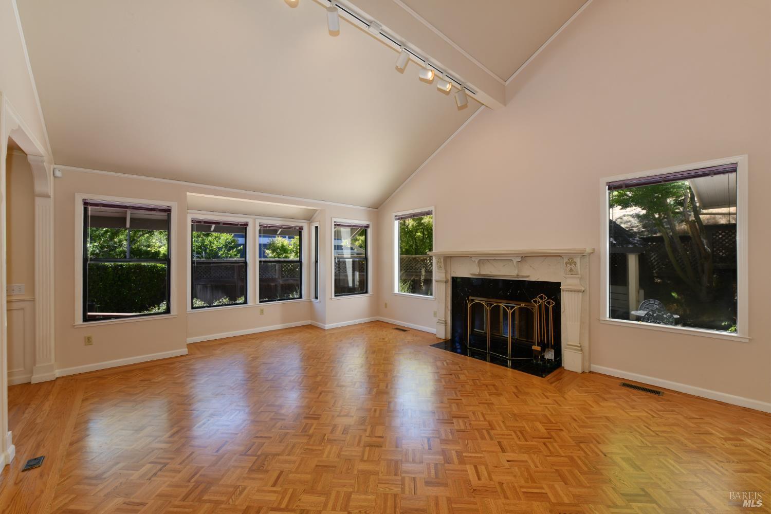 Detail Gallery Image 12 of 57 For 12 Greenfield Ct, Mill Valley,  CA 94941 - 4 Beds | 3/1 Baths