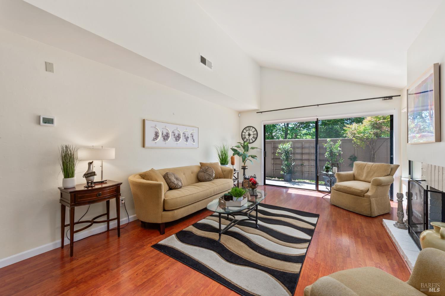 Detail Gallery Image 3 of 38 For 10 Josefa Ct, Novato,  CA 94949 - 3 Beds | 2 Baths