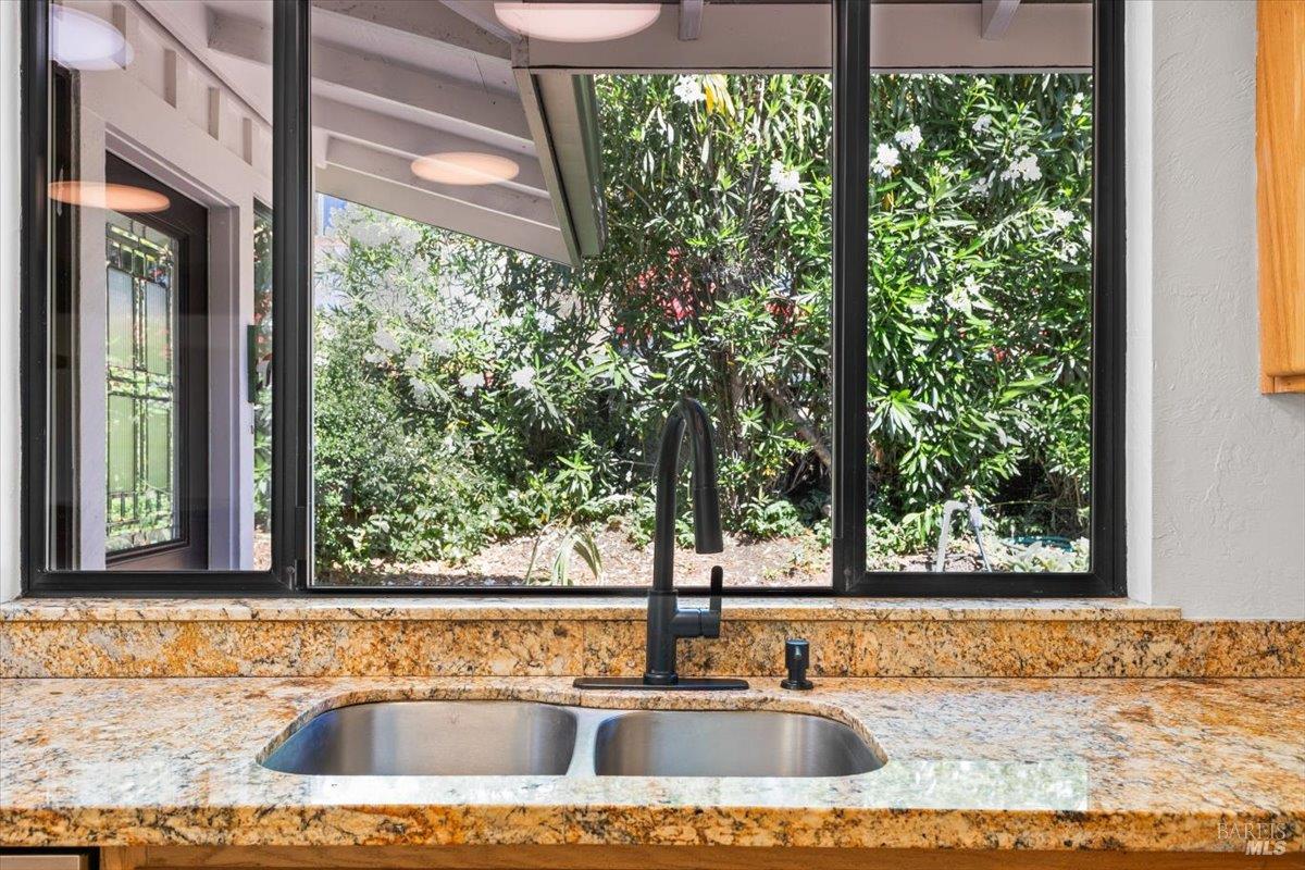 Detail Gallery Image 8 of 39 For 665 Spanish Canyon Dr, Ukiah,  CA 95482 - 3 Beds | 2 Baths