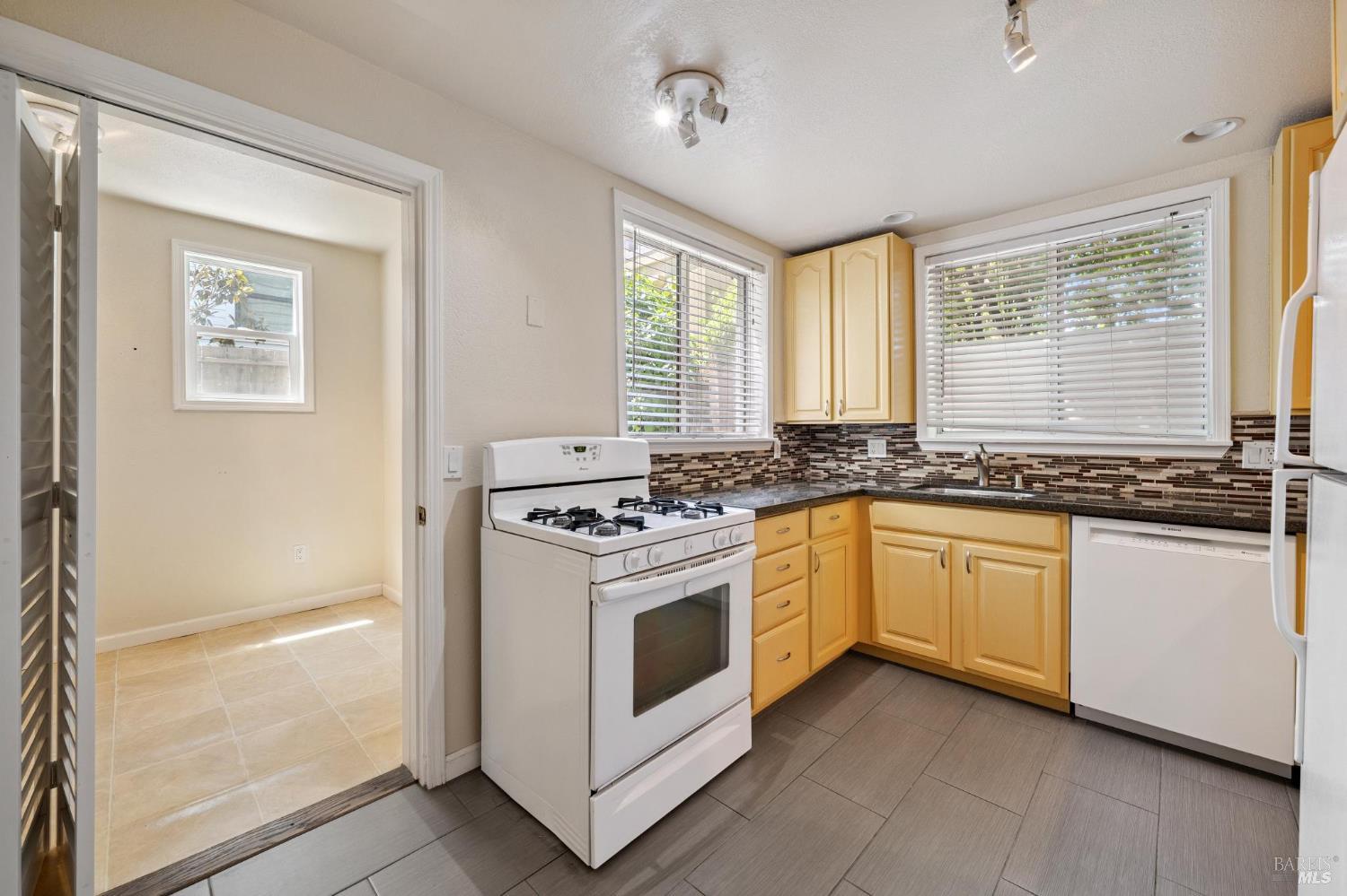 Detail Gallery Image 7 of 18 For 711 San Anselmo Ave, San Anselmo,  CA 94960 - – Beds | – Baths