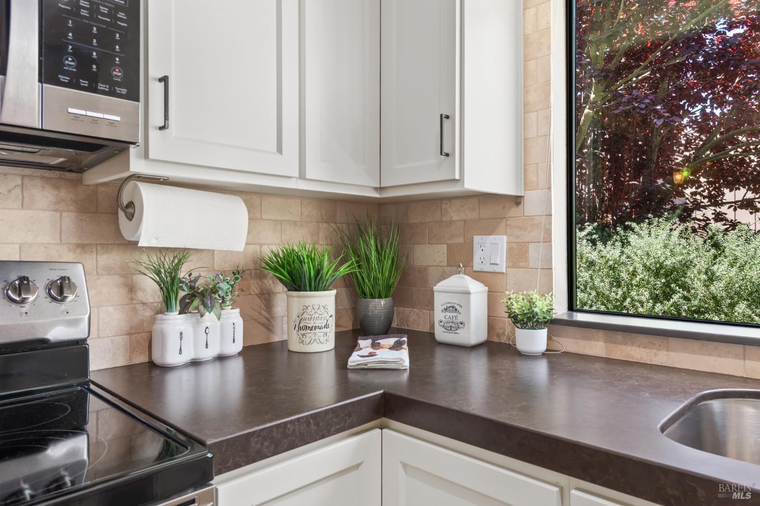 Detail Gallery Image 14 of 38 For 10 Josefa Ct, Novato,  CA 94949 - 3 Beds | 2 Baths