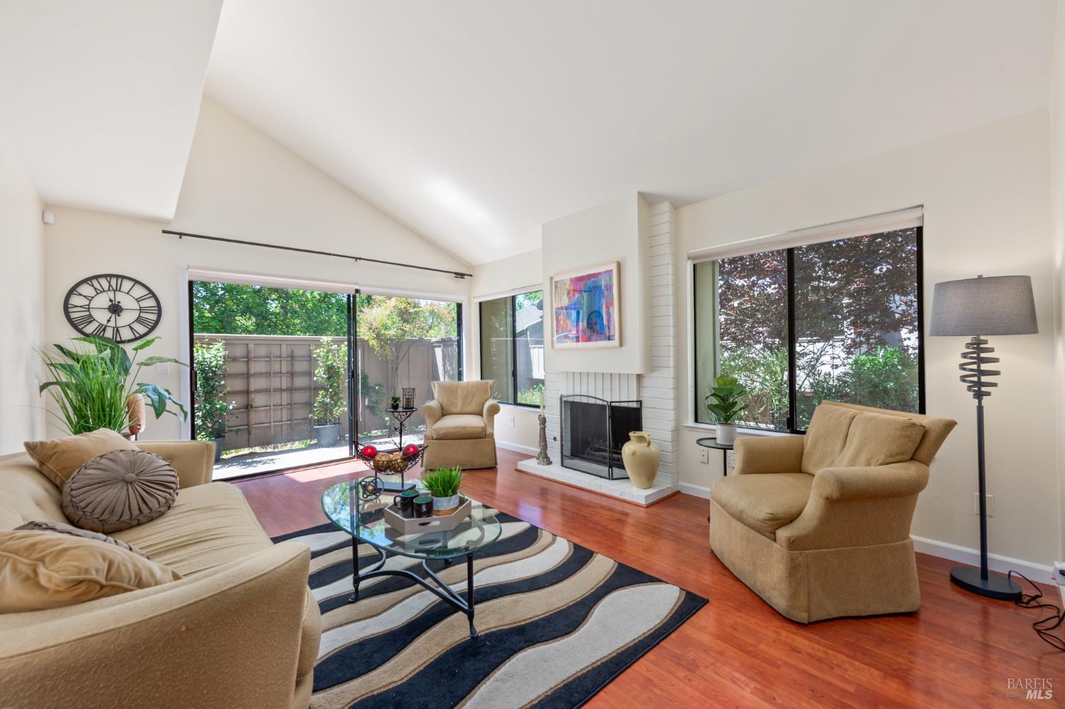 Detail Gallery Image 4 of 38 For 10 Josefa Ct, Novato,  CA 94949 - 3 Beds | 2 Baths