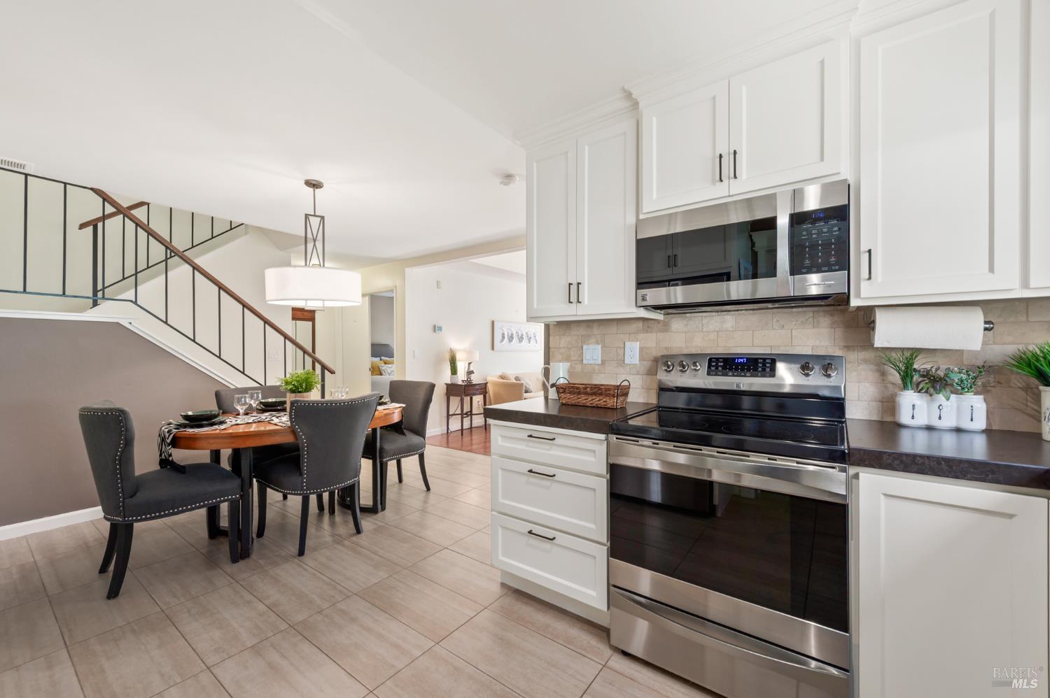 Detail Gallery Image 13 of 38 For 10 Josefa Ct, Novato,  CA 94949 - 3 Beds | 2 Baths