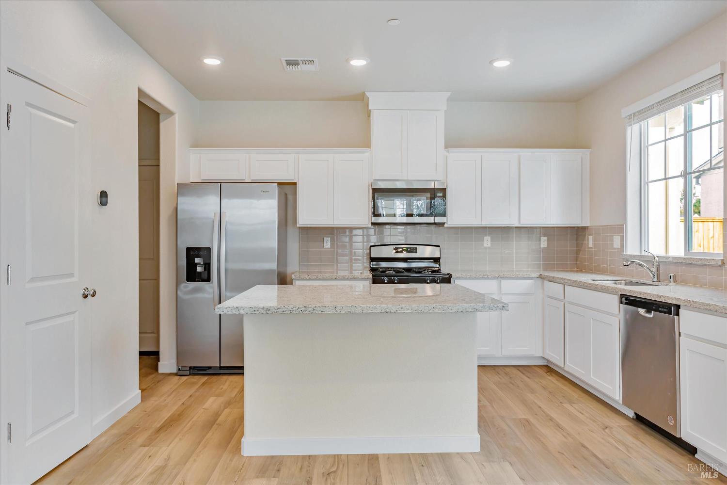 Detail Gallery Image 2 of 12 For 217 Octopus St, Suisun City,  CA 94585 - 3 Beds | 2/1 Baths