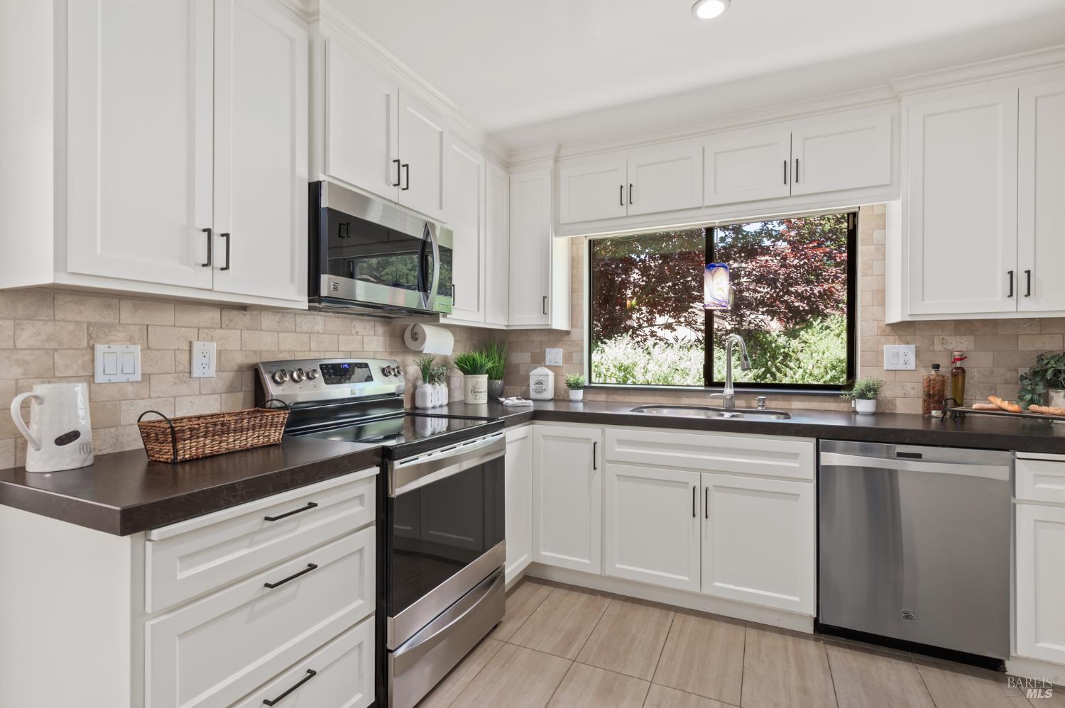 Detail Gallery Image 11 of 38 For 10 Josefa Ct, Novato,  CA 94949 - 3 Beds | 2 Baths