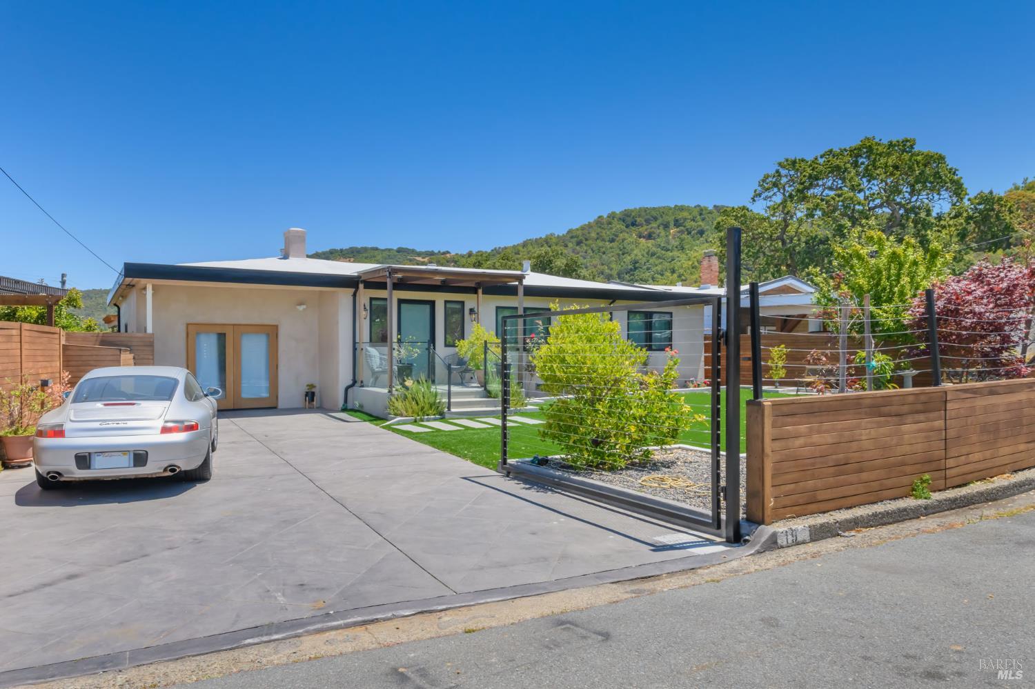 Detail Gallery Image 4 of 44 For 19 Tarrant Ct, San Rafael,  CA 94903 - 3 Beds | 2 Baths