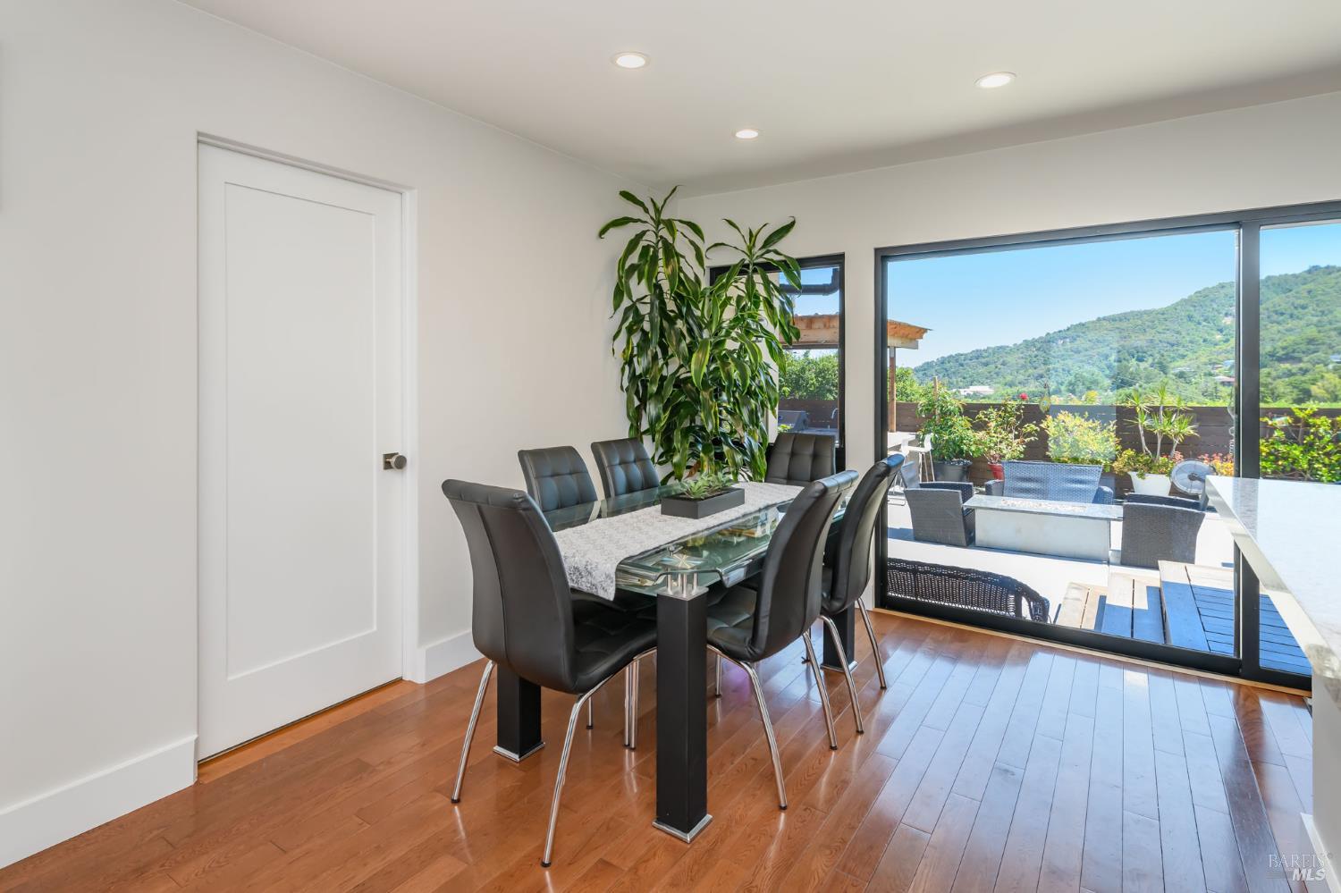 Detail Gallery Image 12 of 44 For 19 Tarrant Ct, San Rafael,  CA 94903 - 3 Beds | 2 Baths