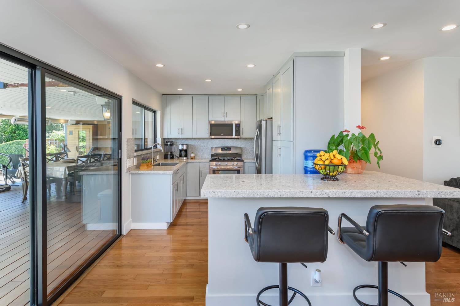 Detail Gallery Image 8 of 44 For 19 Tarrant Ct, San Rafael,  CA 94903 - 3 Beds | 2 Baths