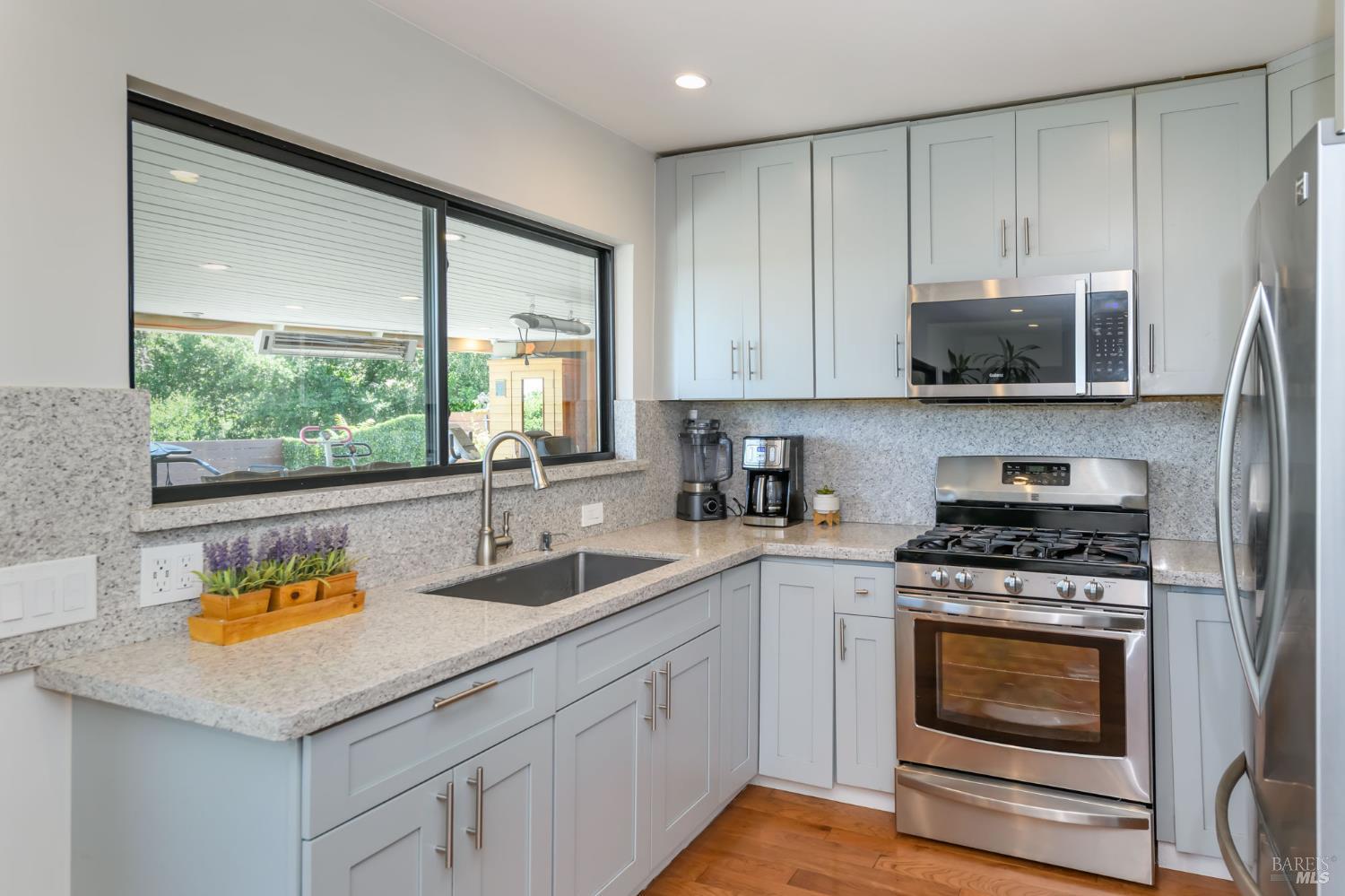 Detail Gallery Image 10 of 44 For 19 Tarrant Ct, San Rafael,  CA 94903 - 3 Beds | 2 Baths