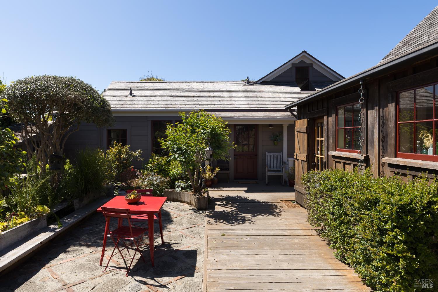 Detail Gallery Image 8 of 60 For 45320 Ukiah St, Mendocino,  CA 95460 - 3 Beds | 2/1 Baths