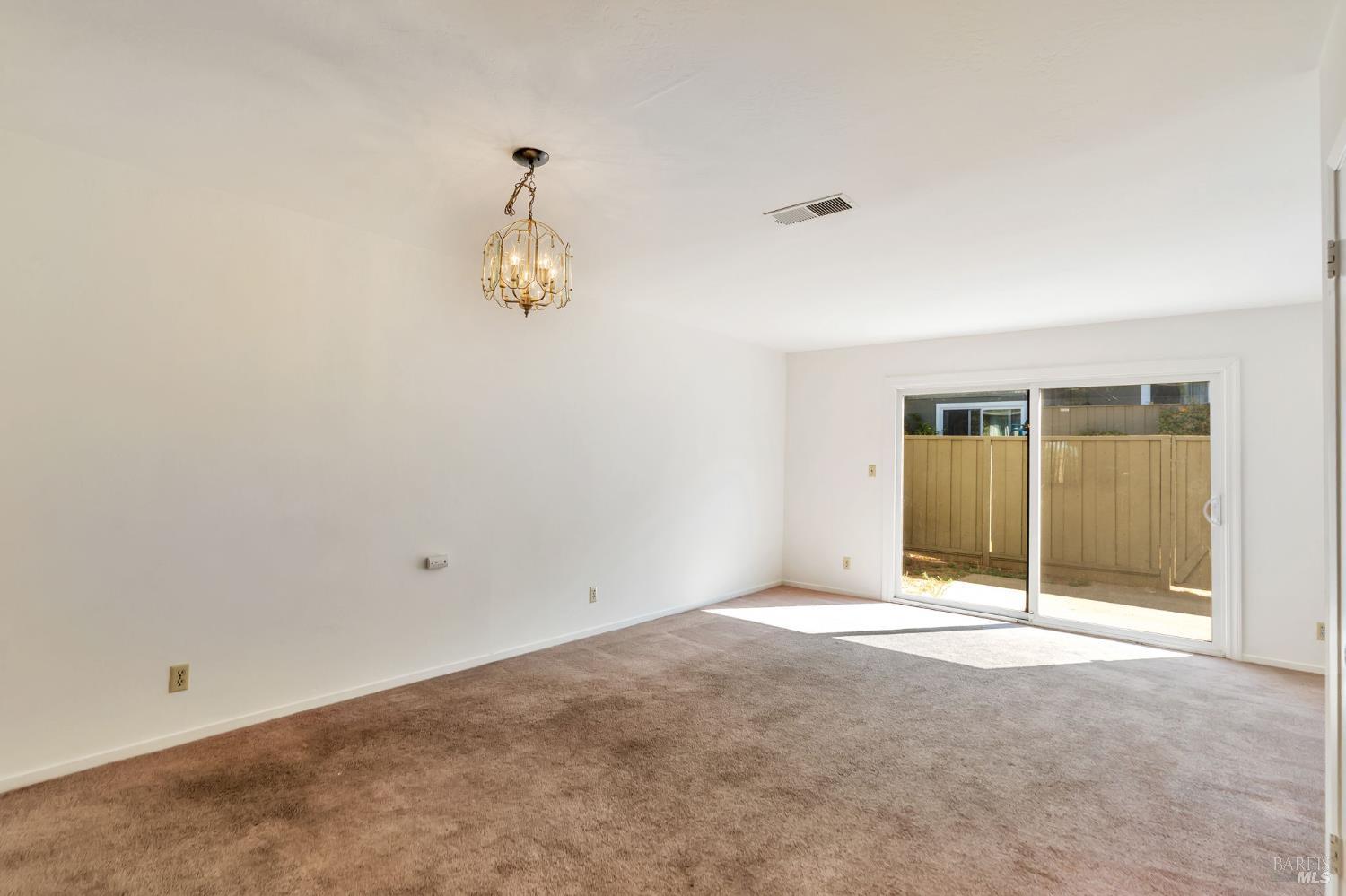 Detail Gallery Image 3 of 22 For 1285 Redwood Blvd #C,  Novato,  CA 94947 - 2 Beds | 1/1 Baths