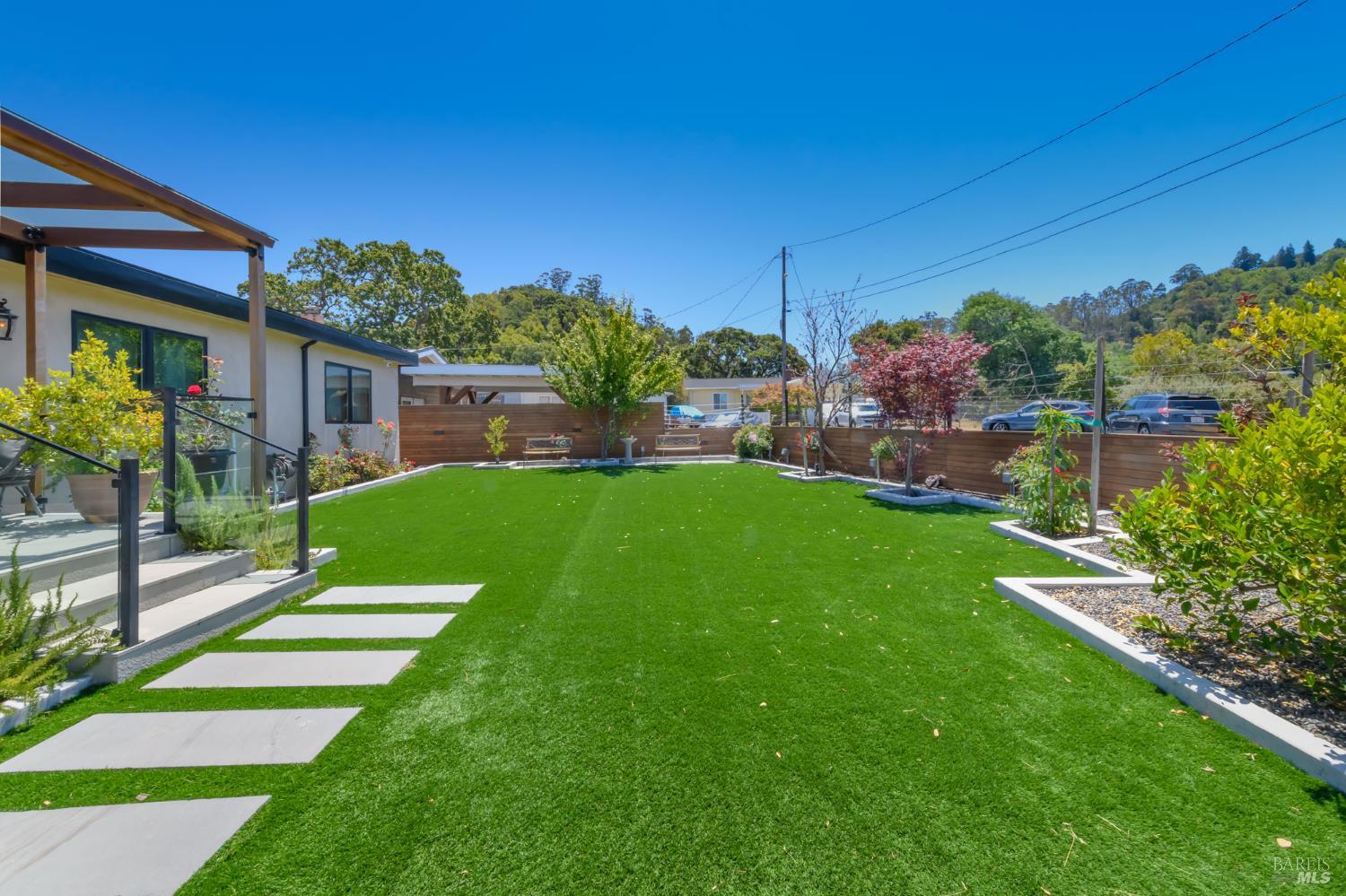 Detail Gallery Image 3 of 44 For 19 Tarrant Ct, San Rafael,  CA 94903 - 3 Beds | 2 Baths