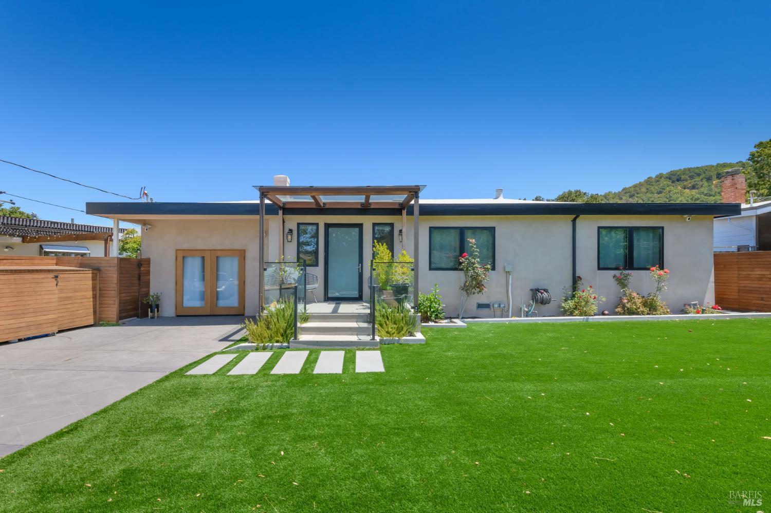 Detail Gallery Image 2 of 44 For 19 Tarrant Ct, San Rafael,  CA 94903 - 3 Beds | 2 Baths