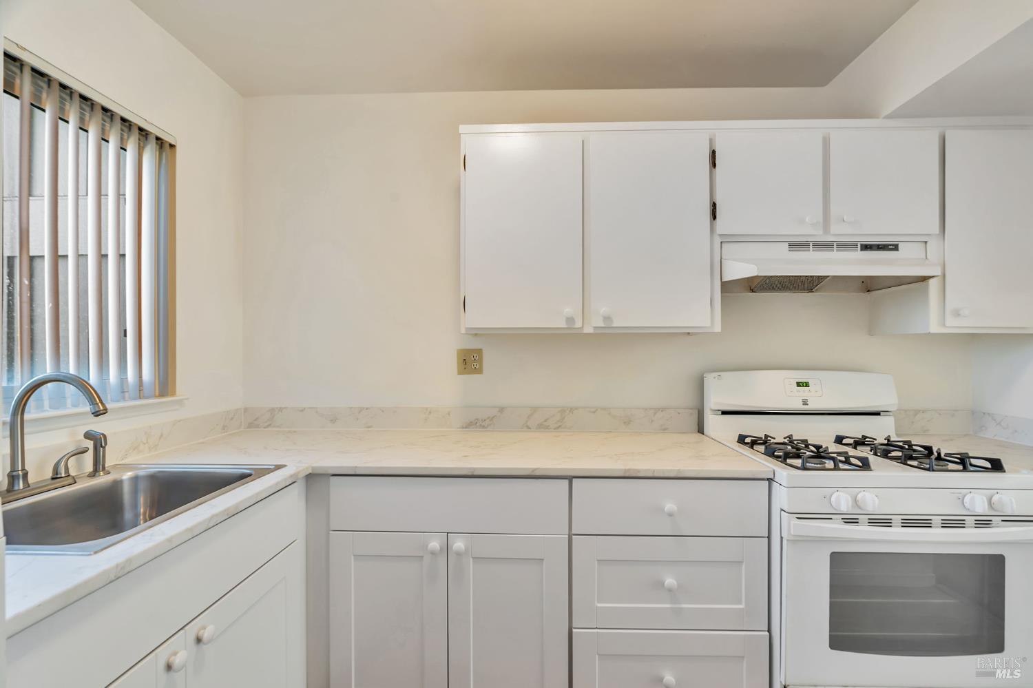 Detail Gallery Image 5 of 22 For 1285 Redwood Blvd #C,  Novato,  CA 94947 - 2 Beds | 1/1 Baths