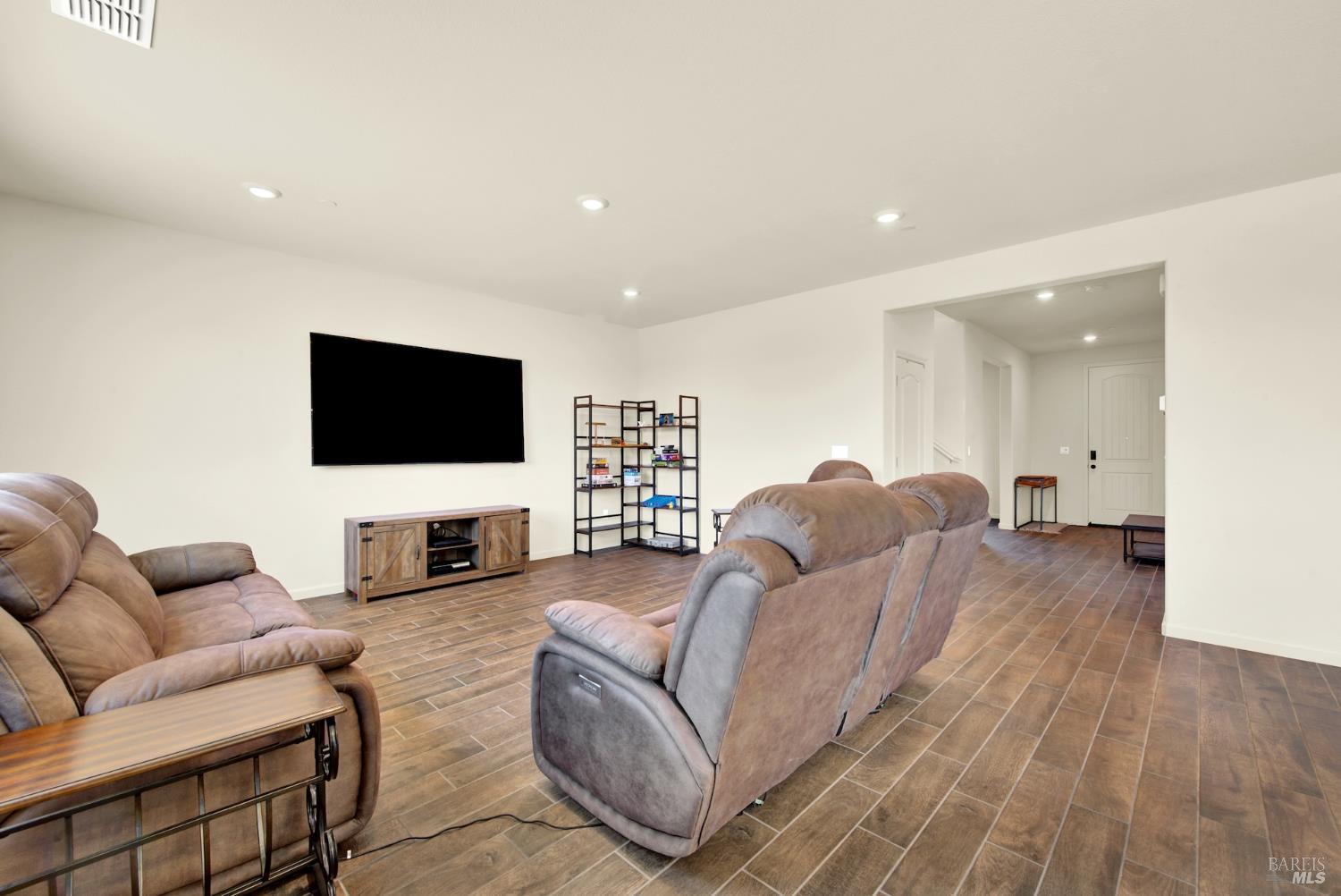 Detail Gallery Image 15 of 69 For 730 Daybreak Dr, Dixon,  CA 95620 - 4 Beds | 3 Baths