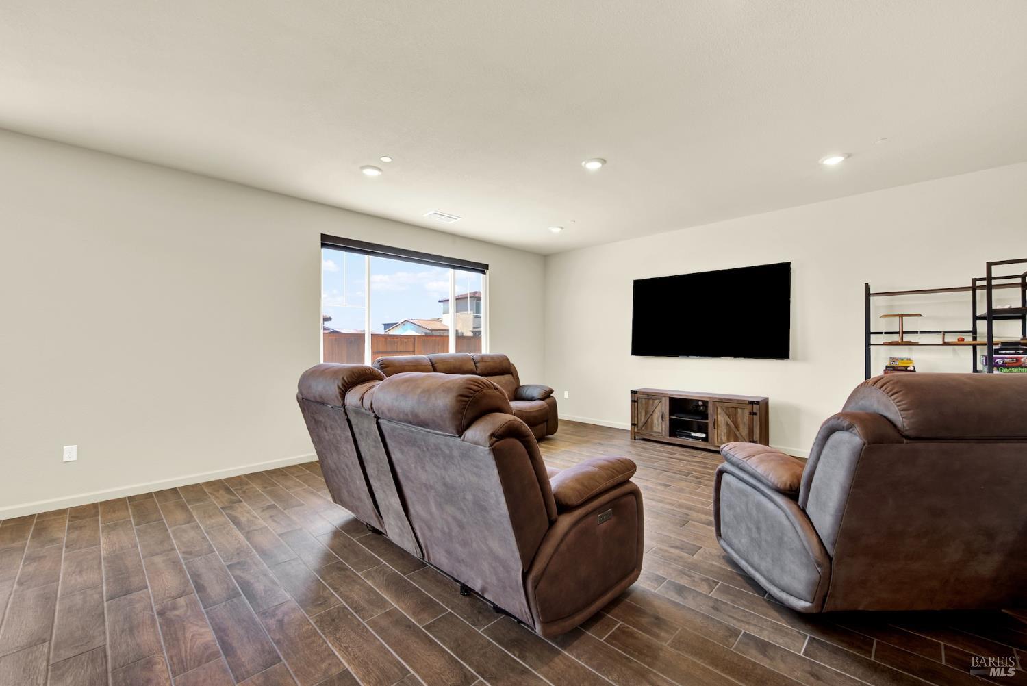 Detail Gallery Image 14 of 69 For 730 Daybreak Dr, Dixon,  CA 95620 - 4 Beds | 3 Baths