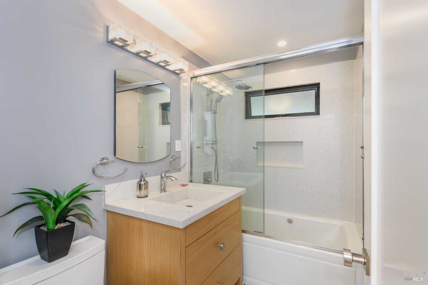 Detail Gallery Image 16 of 44 For 19 Tarrant Ct, San Rafael,  CA 94903 - 3 Beds | 2 Baths
