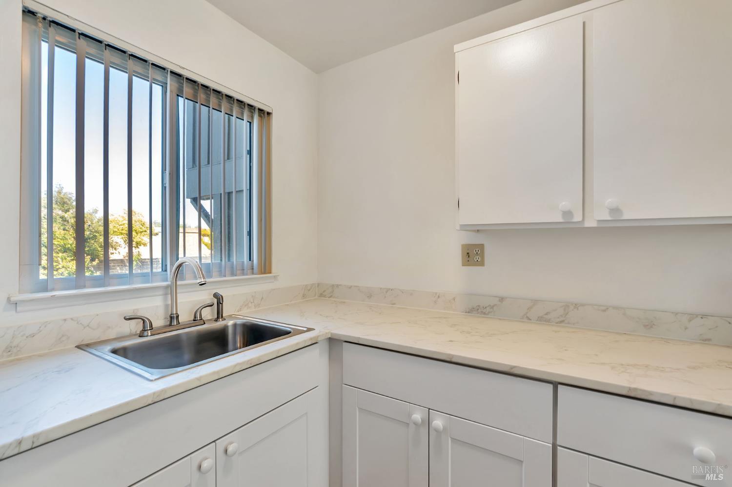 Detail Gallery Image 6 of 22 For 1285 Redwood Blvd #C,  Novato,  CA 94947 - 2 Beds | 1/1 Baths