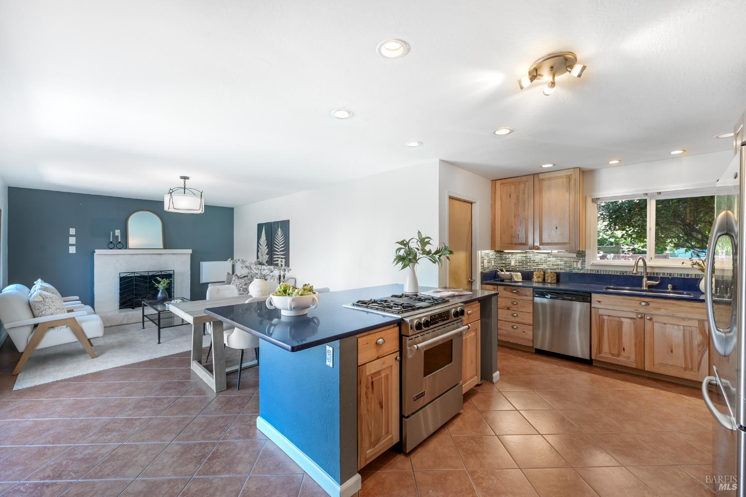 Detail Gallery Image 11 of 56 For 480 via Del Plano Unkn, Novato,  CA 94949 - 3 Beds | 2 Baths