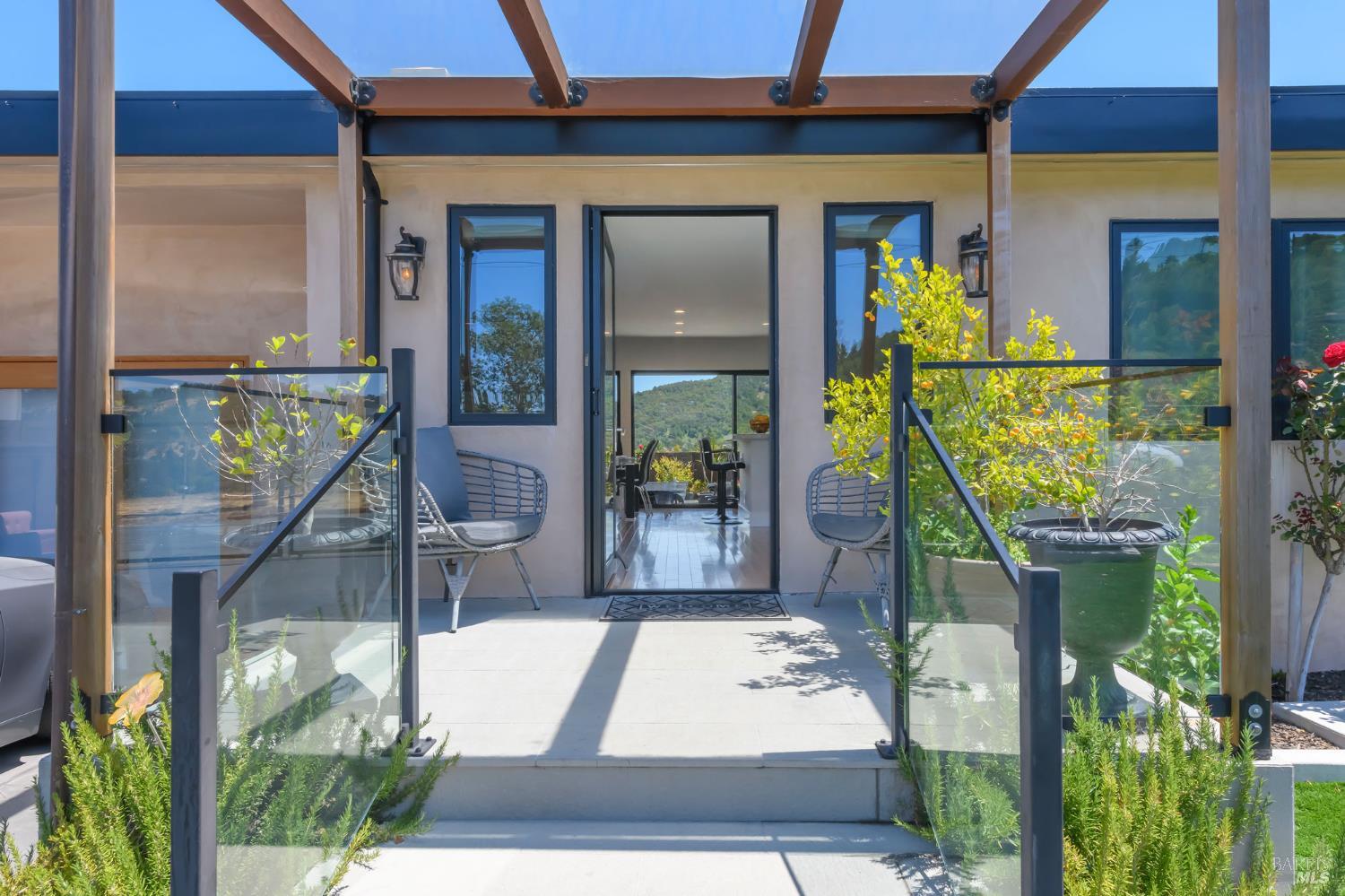 Detail Gallery Image 5 of 44 For 19 Tarrant Ct, San Rafael,  CA 94903 - 3 Beds | 2 Baths