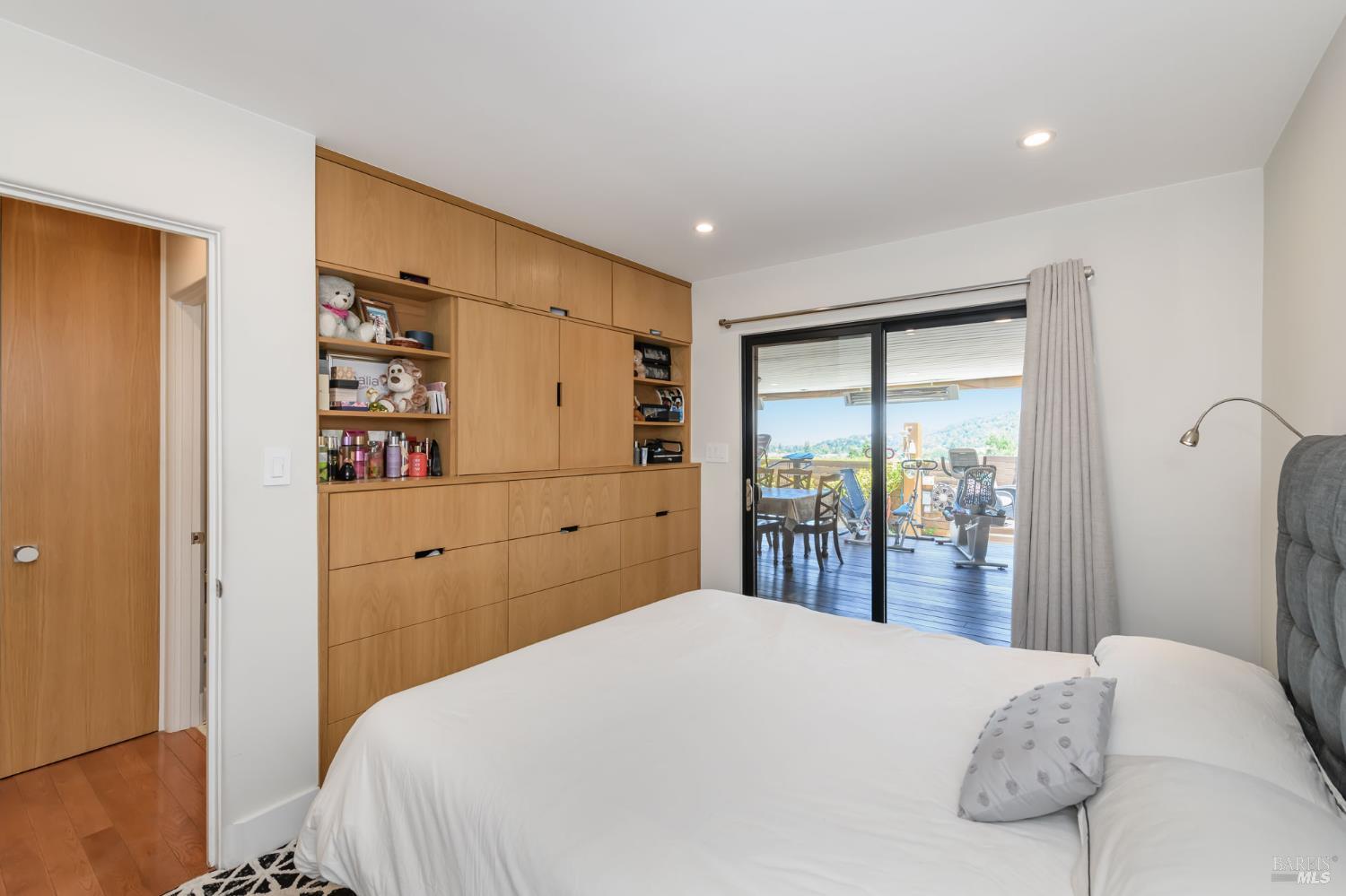 Detail Gallery Image 13 of 44 For 19 Tarrant Ct, San Rafael,  CA 94903 - 3 Beds | 2 Baths