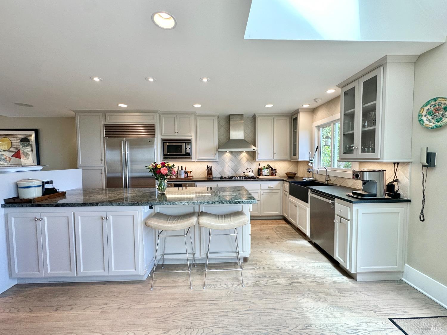 Detail Gallery Image 16 of 39 For 122 Edwards Ave, Sausalito,  CA 94965 - 3 Beds | 2/1 Baths