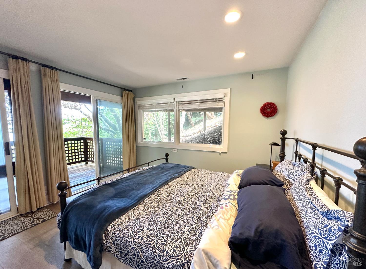 Detail Gallery Image 23 of 39 For 122 Edwards Ave, Sausalito,  CA 94965 - 3 Beds | 2/1 Baths