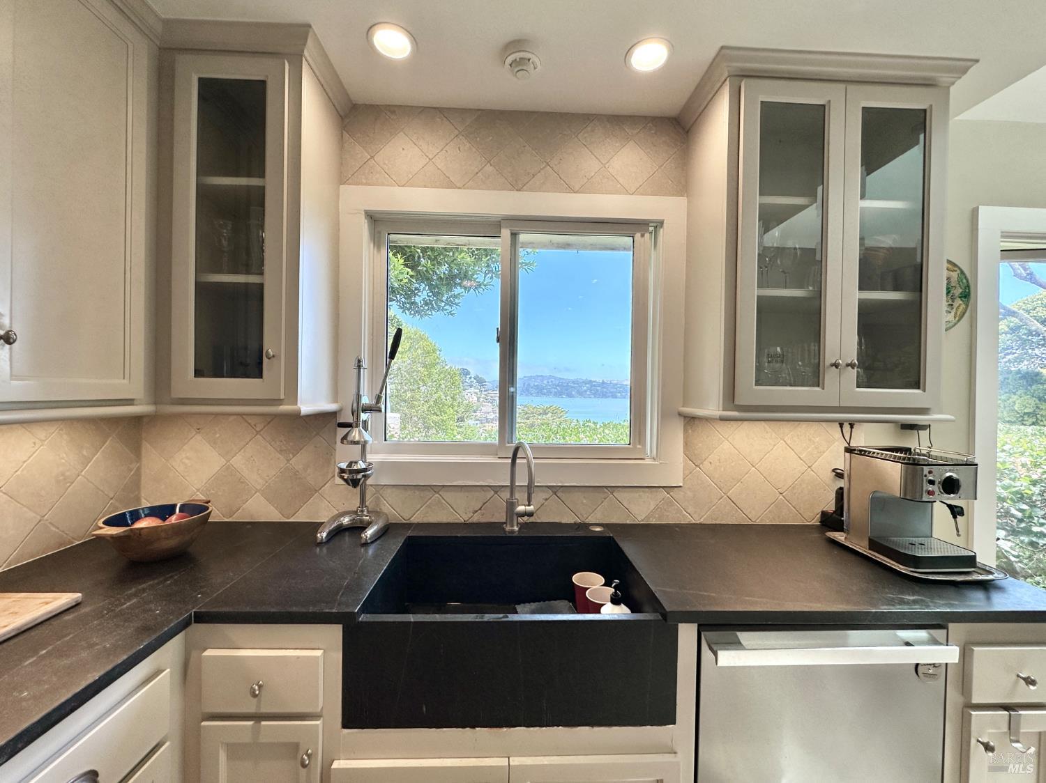 Detail Gallery Image 18 of 39 For 122 Edwards Ave, Sausalito,  CA 94965 - 3 Beds | 2/1 Baths