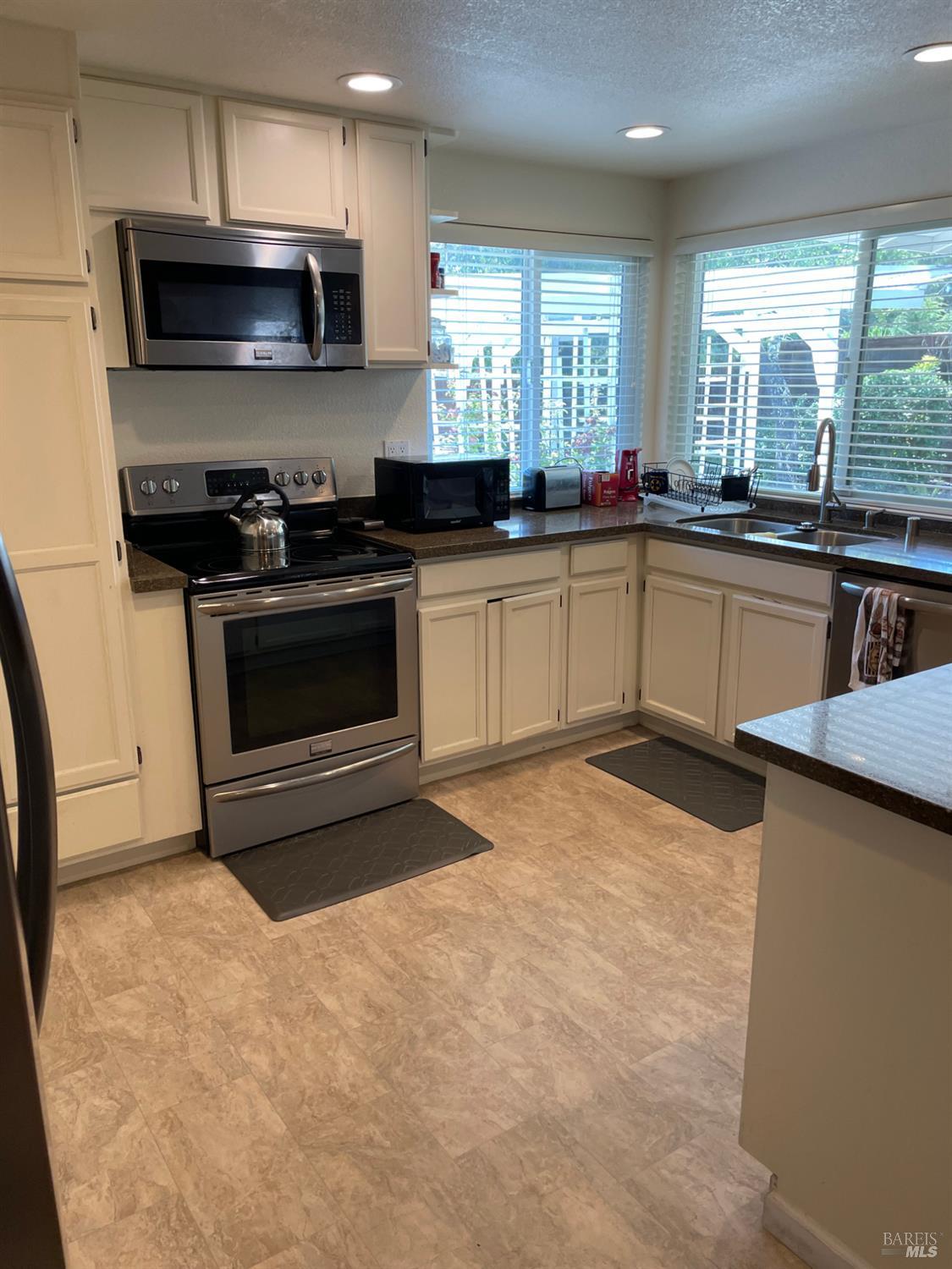 Detail Gallery Image 2 of 13 For 187 Fleet St, Vallejo,  CA 94591 - 3 Beds | 2 Baths