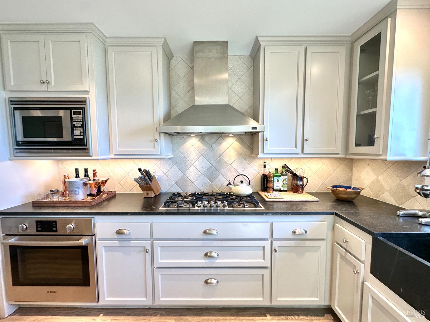 Detail Gallery Image 17 of 39 For 122 Edwards Ave, Sausalito,  CA 94965 - 3 Beds | 2/1 Baths