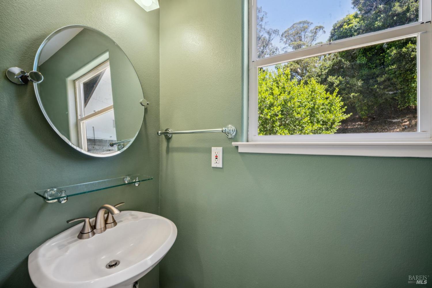 Detail Gallery Image 20 of 31 For 406 Wellesley Ct, Mill Valley,  CA 94941 - 2 Beds | 1/1 Baths