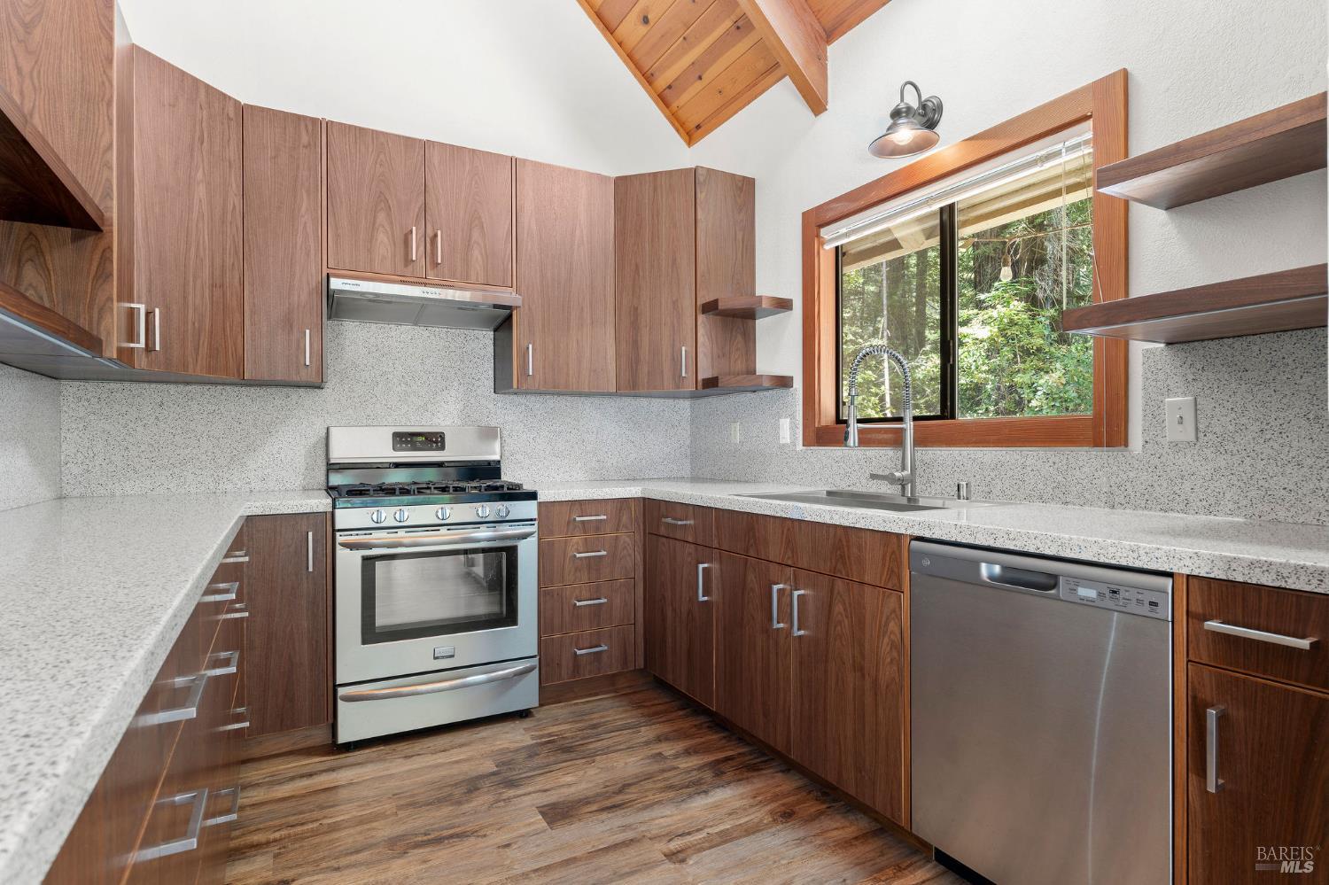 Detail Gallery Image 4 of 28 For 38051 Ocean Ridge Dr, Gualala,  CA 95445 - 2 Beds | 2 Baths