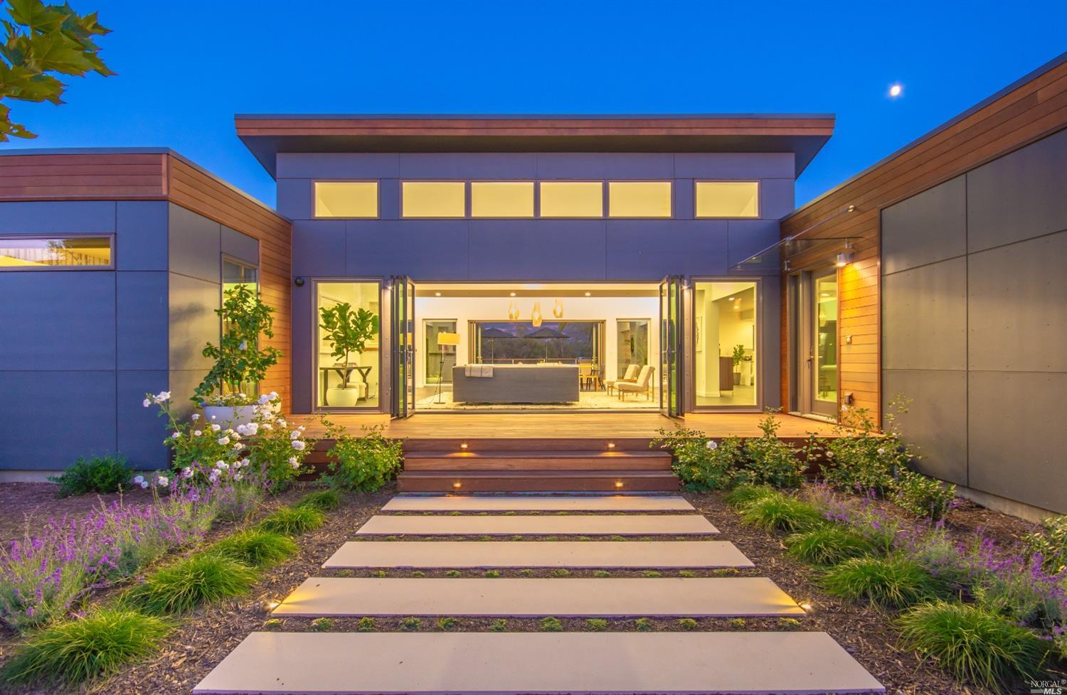 Detail Gallery Image 5 of 32 For 1090 1st Ave #B,  Napa,  CA 94558 - 5 Beds | 4 Baths